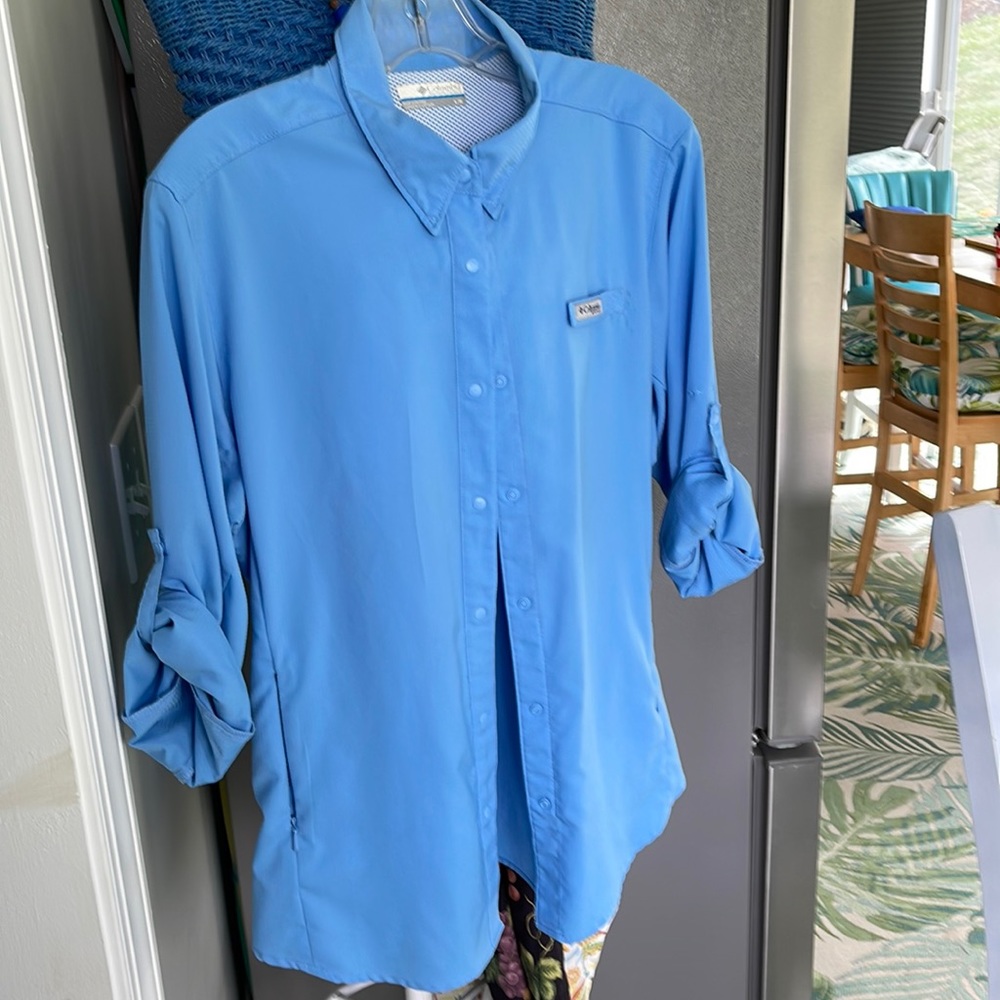 Ladies LG Columbia outdoor shirt.